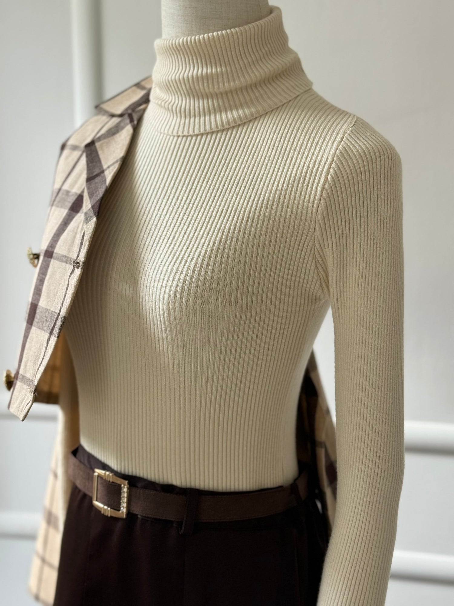 Beige Turtle Neck – Comfortable & Trendy Style